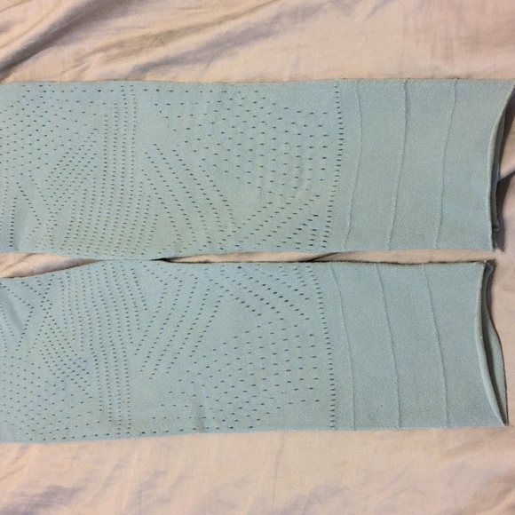 Free People movement sage green cut out leggings, size S, good condition - Picture 7 of 8